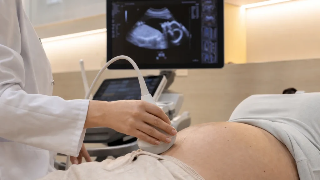 Ultrassom obstétrico avaliando crescimento fetal em gestante sem identificação de paciente